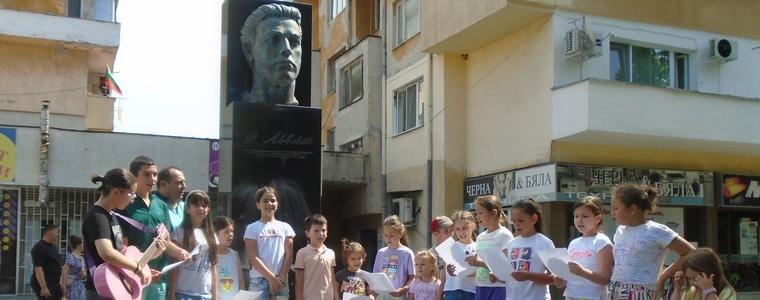 Деца от Тервел изпълниха песен за Левски пред паметника му