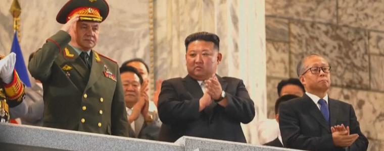 Северна Корея показа забранени ядрени ракети, делегации от Китай и Русия наблюдаваха парада