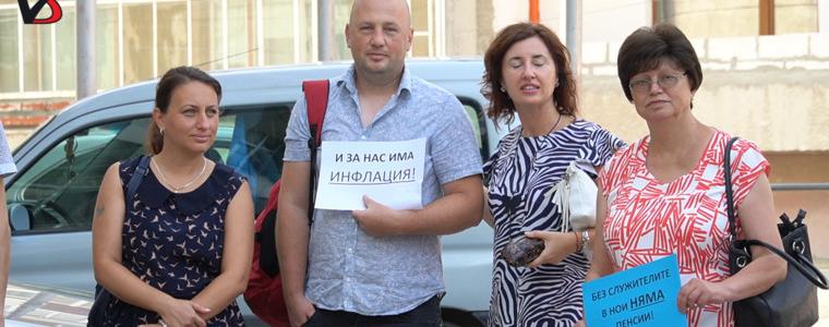 Служителите на НОИ - Добрич на протест за повишение на заплатите (ВИДЕО)