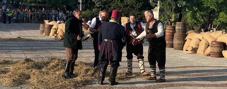 Възстановката  "Защитата на Каварна – подвиг и мъжество“ събра много жители и гости на площада пред храм "Св. Успение Богородично"  (СНИМКИ+ВИДЕО)