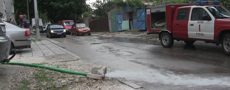 Запушени шахти наводняват мазите на блок в Добрич (ВИДЕО)