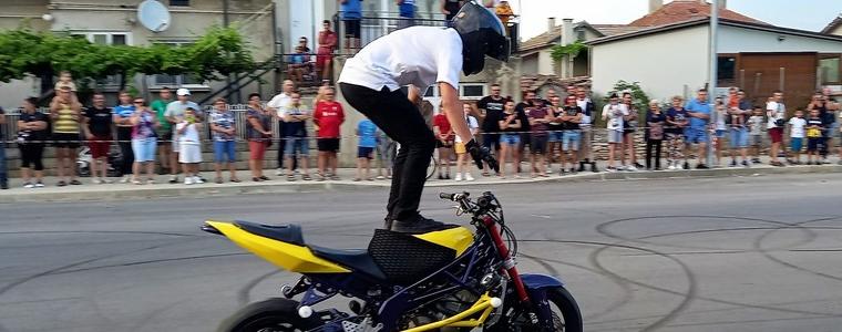 Атрактивни изпълнения с мотори в Каварна тази вечер (СНИМКИ)