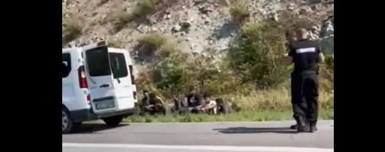 Драма на "Тракия": 30 мигранти, изоставени в бус, част от тях са в кома