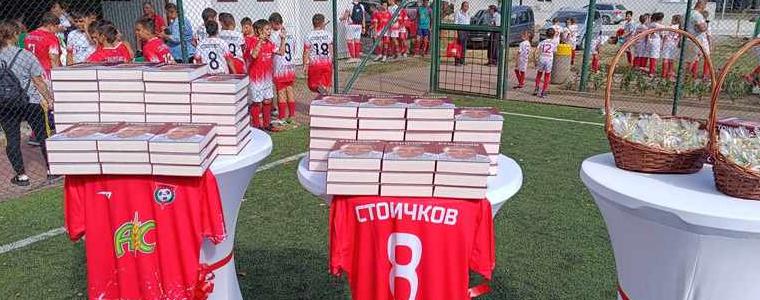 Христо Стоичков с подаръци за децата в Генерал Тошево, трениращи футбол