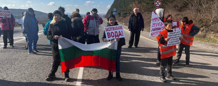 Жители на Омуртаг блокират пътя София-Варна заради проблеми с водоснабдяването