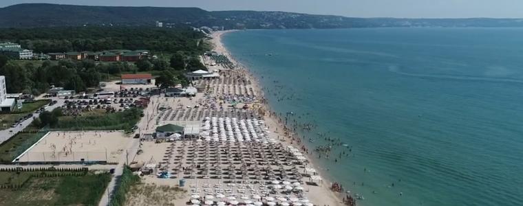 Морето започна да се успокоява, но все още е опасно