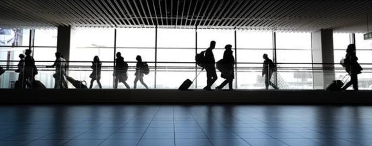 Над 100 българи са блокирани на летището в Бари, чакат вече 15 часа за полет до София