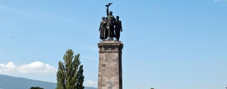 Паметникът на Съветската армия може да не бъде преместен до края на годината
