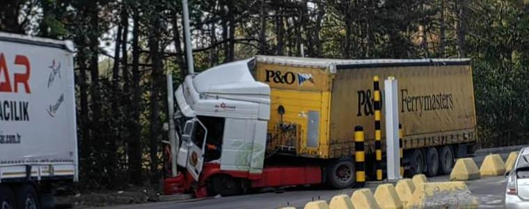  Пиян украински шофьор на камион катастрофира на ГКПП Йовково