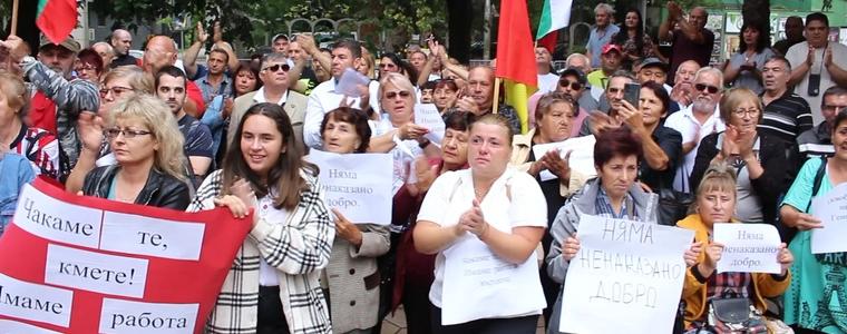 Стотици жители на община Генерал Тошево дойдоха пред Полицията в Добрич, за да подкрепят своя кмет (ВИДЕО)