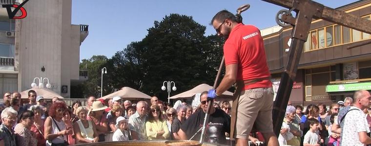 100 кг. добруджански боб сготви Ути Бъчваров на Фестивала на хляба в Добрич (ВИДЕО)