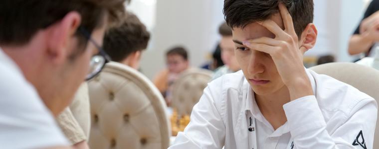 Момчил Петков стартира с победа на световното по шах до 20-годишна възраст