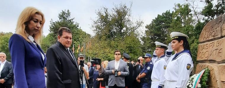 Областният управител се поклони пред паметта на загиналите за свободата на Добрич