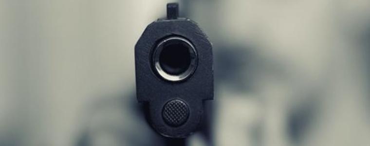 Полицаи опряха пистолет в главата на мигрант, искали да го оберат