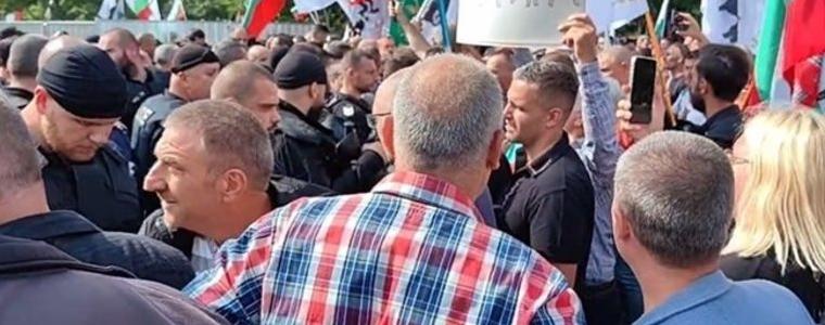 Протестъри на "Възраждане" събориха оградата на Паметника на Съветската армия, сблъскаха се с полицията