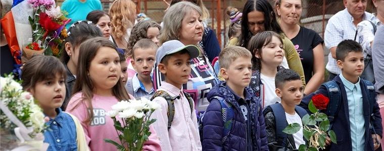 С 40 първокласници започна новата учебна година в ОУ „Стефан Караджа“ в Добрич (ВИДЕО)