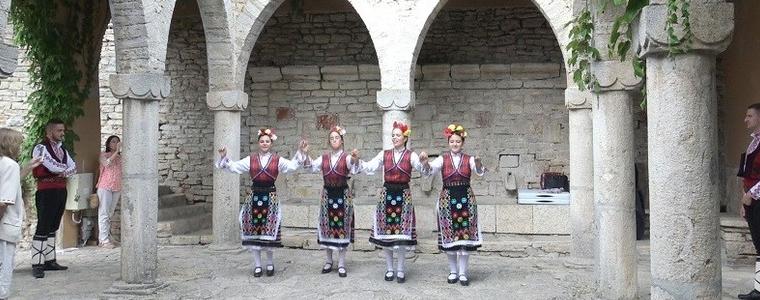Ученици от СУ „Св. Кл. Охридски“ представиха народни танци пред Сдружението на обредните домове (ВИДЕО)
