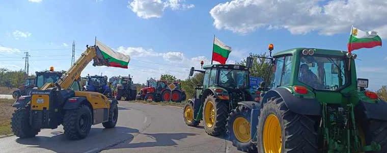 Земеделци излязоха с техника на 4 места в област Добрич (СНИМКИ)
