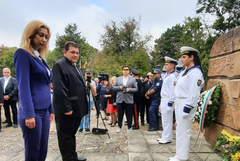 Областният управител се поклони пред паметта на загиналите за свободата на Добрич