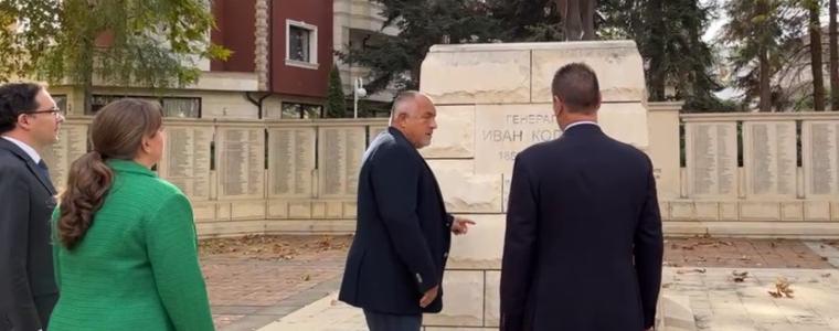 Бойко Борисов се поклони пред паметника на ген. Иван Колев в Добрич