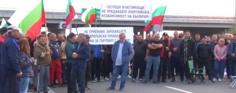 Броят на протестиращите на АМ "Тракия" се увеличава, движението по обходните маршрути е натоварено