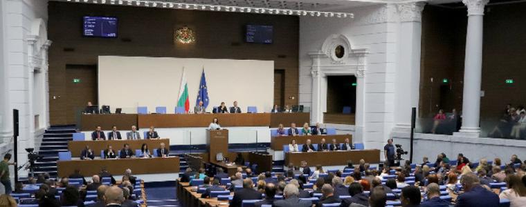 Депутатите гласуват вота на недоверие срещу кабинета "Денков"