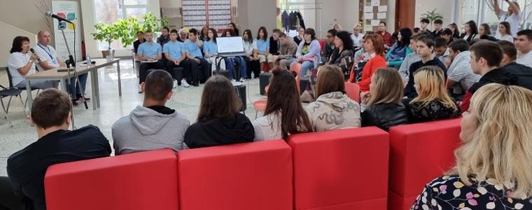 Междинна пресконференция отчете реализираните до момента дейности по проект  „Младежки център Добрич – Вашето днес”