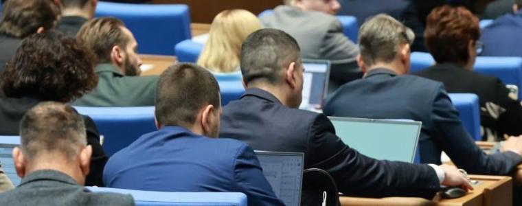 Парламентът прие на първо четене промени в Закона за администрацията