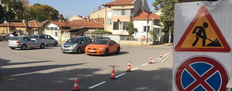 Полагат пътна маркировка на паркинга пред СУ "Св. Св. Кирил и Методий"