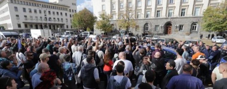 Протест пред ЦИК за машинното гласуване, ехти "Мафия", кратка схватка с полицията