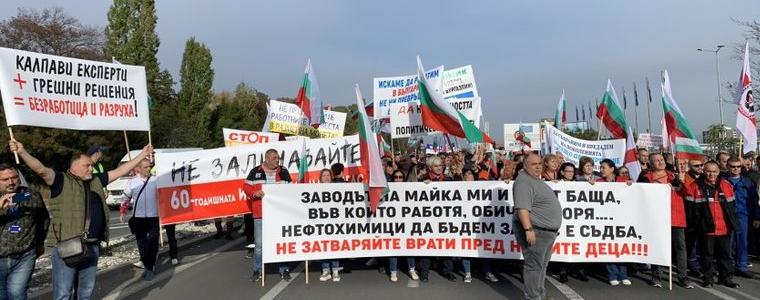 Работници от "Лукойл Нефтохим" блокираха изхода на Бургас