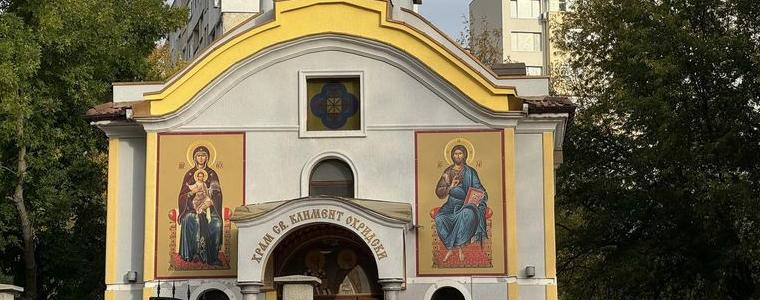 Украсиха фасадата на храм “Св. Климент Охридски” в Добрич с две големи икони (СНИМКИ)