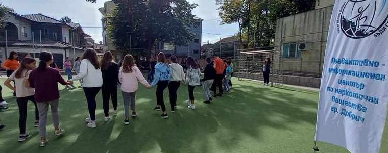 Уроци по народни танци и йога в добрички училища във връзка с Деня на психичното здраве