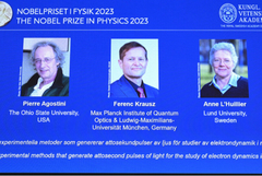 Трима учени си поделиха Нобеловата награда за физика