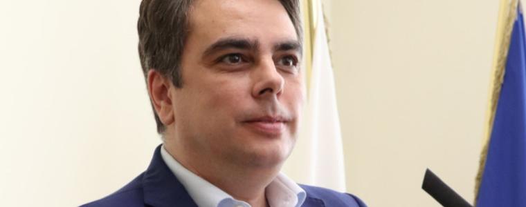 Асен Василев отпуска юздите на общините с повече пари