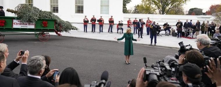 Джил Байдън посрещна елхата за Белия дом