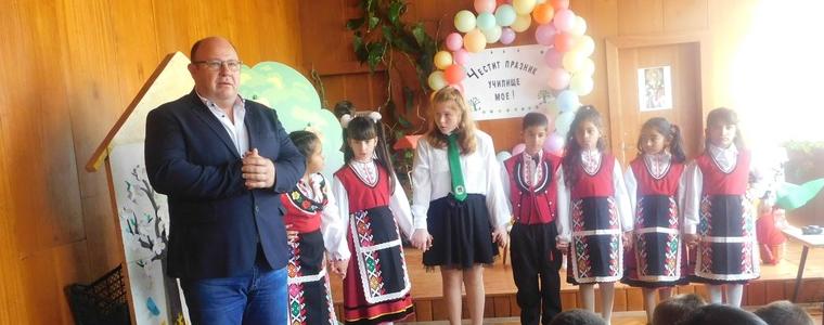 ОУ "Св. Климент Охридски" в Дуранкулак отбеляза своя патронен празник за 65-и път