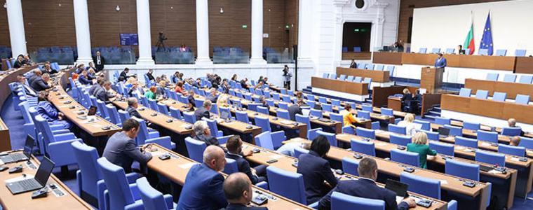 Парламентът реши: Временна комисия за полицейското насилие на протеста