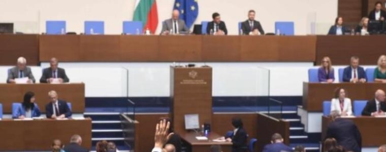 Парламентът започна работа, забързаха сделката за бронирани машини "Страйкър"