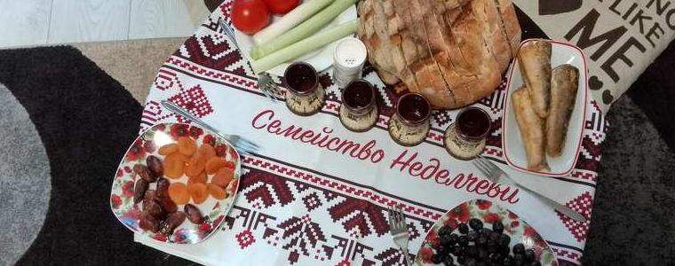 Семейство от Добрич празнува Деня на християнското семейство на близо 90-годишна софра
