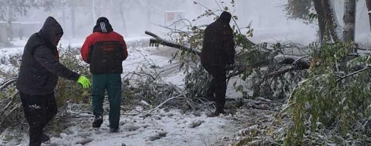 Снегорини почистват и опесъчават основните булеварди в Добрич