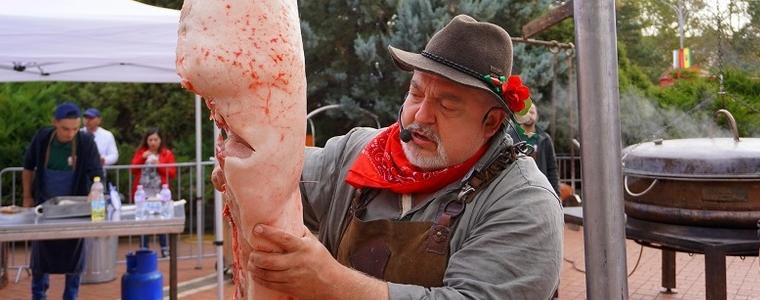 Ути транжира прасе и го раздаде като награди на площада в Генерал Тошево (СНИМКИ)
