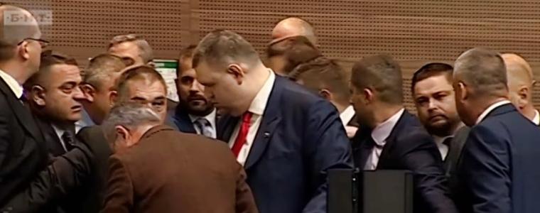 Бой между ДПС и "Възраждане", НС опитва да работи въпреки нова блокада от опозицията