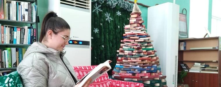 Двуметрова елха от книги в библиотеката при НЧ „Паисий Хилендарски – 1870 ” в Балчик