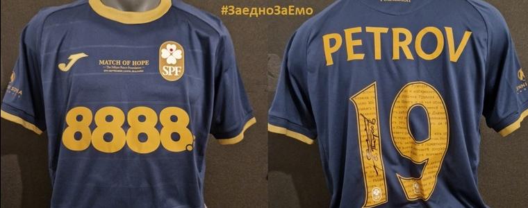 Фланелки на Стилиян Петров, Мендиета и Гришо - на търг в подкрепа на Емо Ангелов