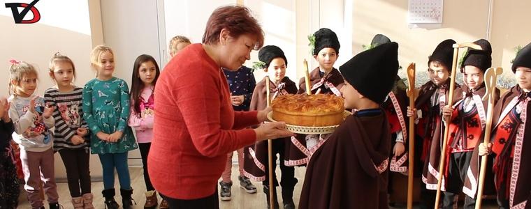 Коледарчета от ДГ 25 „Весела“ „полазиха“ пенсионерски клуб „Дора Габе“ (ВИДЕО)