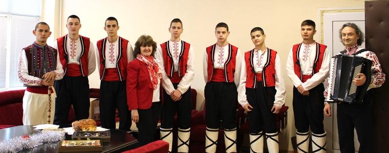 Коледари наричаха за здраве и сполука в гимназия „М. В. Ломоносов“