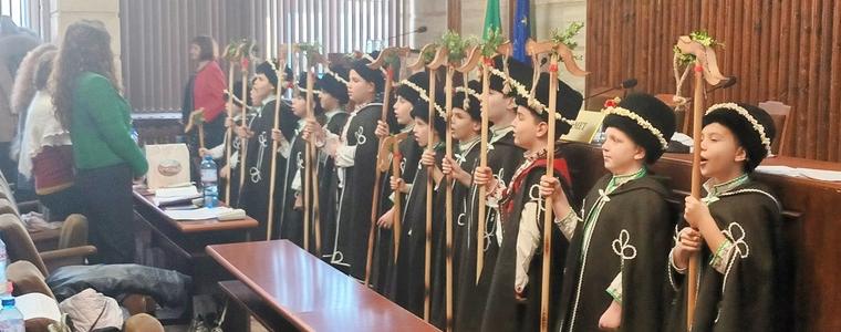 Малки коледари от ОУ "Хан Аспарух" с поздрав към съветниците и общинската администрация 