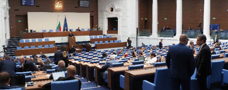 Мнозинството в НС оттегли двата законопроекта за дерогацията за руски петрол
