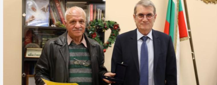 Наградиха фелдшера, изродил бебе в линейка
